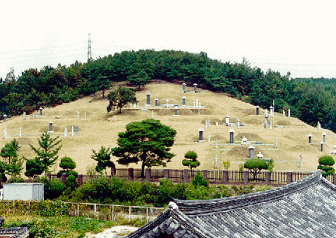 Gyu_jung_gong_shrine_20060409.jpg