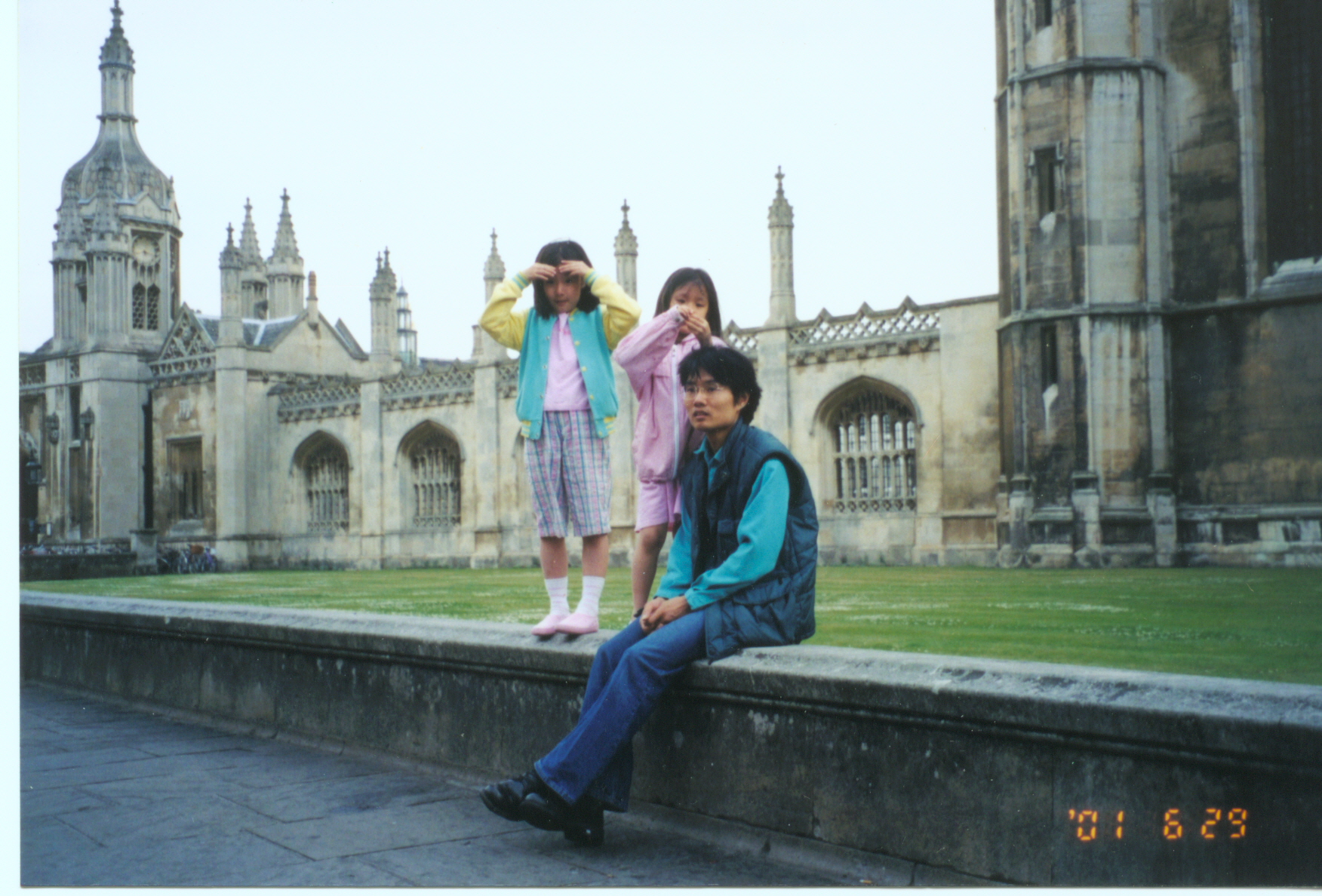 Jong_juhee_in_front_of_Kings_college_2001.jpg