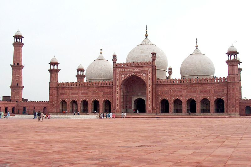 Badshahi_Mosque_July_1_2005.jpg