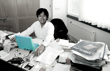 Jongbhak_in_an_office_openfree.jpg