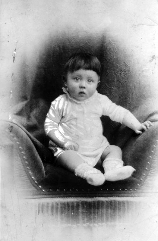 Bundesarchiv_Bild_183-1989-0322-506,_Adolf_Hitler,_Kinderbild_openfree.jpg